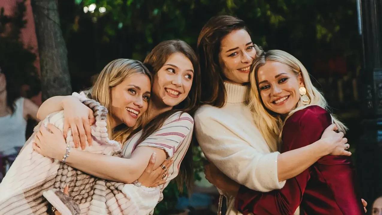 Онлайн-кинотеатр Wink представил трейлер сериала «Москва слезам не верит. Все только начинается». Проект по мотивам советской мелодрамы Владимира Меньшова выйдет осенью. : Кадр со съемок «Москва слезам не верит. Все только начинается»