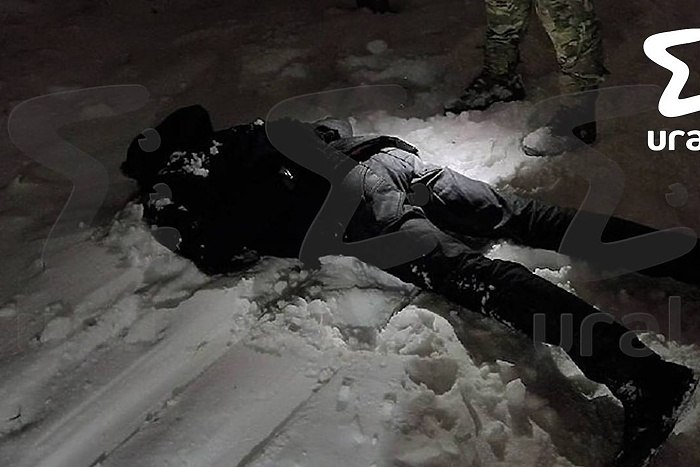 Екатеринбуржца с тремя бомбами задержали около Уральского юридического института Мужчину с тремя самодельными бомбами задержали около Уральского юридического института в Екатеринбурге Об этом сообщает телеграм канал Ural Mash По информации тг канала в эти выходные патрульные обходили Эльмаш Тогда же они заметили подозрительного человека они его остановили осмотрели и нашли в рюкзаке опасные самодельные бомбы На место вызвали опергруппу Задержанному 22 года Возбуждено уголовное дело за покушение на теракт uralweb ru