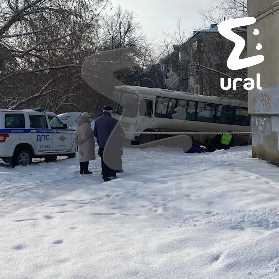 У автобуса, который сбил двух пешеходов в Каменске-Уральском, могли отказать тормоза. За рулём был водитель с 14-летним стажем.  Предварительно, он начал тормозить, но машину занесло на тротуар. Люди говорят, весь городской транспорт в ужасном состоянии. В начале года ГАИ проверяла автобусы, нашли много неисправностей.  На аварию повлияло состояние дороги. Инспекторы рассказали Ural Mash, что асфальт был плохо почищен и не посыпан. За это ответят чиновники. Возбуждено уголовное дело.