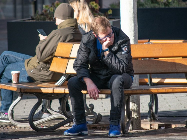 В Волгоградской области сохраняется кадровый голод В Волгоградской области вновь назвали самые востребованные и дефицитные специальности в итогам мая. Как рассказали Волжский.ру в hh.ru, в первую пятёрку самых дефицитных попали токари, повара, пекари, кондитеры, врачи, продавцы и дворники. Тяжелее всего найти рабочих в сфере розницы всего 2 резюме на вакансию и медицины 2,8 . В норме количество резюме на вакансию должно быть от четырёх до восьми, показатели меньше говорят о дефиците кадров, а меньше двух – о выраженном кадровом голоде. скрин hh.ru Юг – Если в 2023 и 2024 годах проблему дефицита часто решали значительным повышением зарплат, то сейчас ситуация не располагает к продолжению такой «зарплатной гонки». Подробнее на Волжский.ру: #ВолжскийРу #волжский #vlz