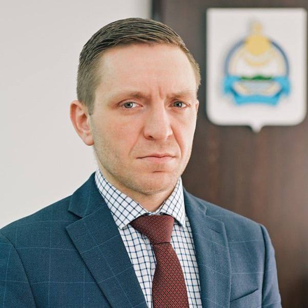 Министр транспорта Бурятии Александр Гоге задержан по обвинению в коррупции Как сообщил зампред правительства Вячеслав Сухоруков, задержания Гоге ждали давно. – Мы его задержания – ред. ждали, мы взаимодействовали, но оперативно-розыскная деятельность и следственная деятельность – это та работа, которая требует тишины. И, соответственно, говорить о том, как это всё готовится, как происходит, как анализируются материалы, как по крупицам собираются доказательства, это не нужно. Общество должно знать результаты и общество должно знать тот вектор, по которому мы идём в тесном взаимодействии со всеми правоохранительными органами, – отметил он. Он отметил, что сегодня коррупционные проявления - это не просто преступление, это предательство в условиях СВО. “Место всем коррупционерам в местах не столь отдаленных” – уверен Вячеслав Сухоруков.