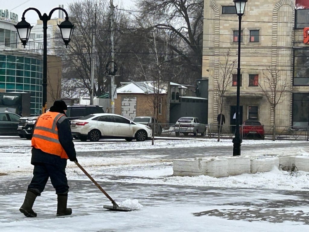 В Рязани продолжается работа по уборке территорий от снега и обработке дорог от льда  Сегодня утром сотрудники ДБГ вышли на уборку пешеходных переходов, остановок общественного транспорта и подходов к ним. Работы выполняются во всех районах города. Также расчищают пешеходные зоны на мостах и путепроводах, обрабатывают лестницы. Об этом сообщает городская администрация.  Тротуары подметали в районе Песочня, улицах Циолковского, Радищева, Ленина, Первомайский проспект и других. Подрядчики работали на улицах Шевченко, Весенней, Высоковольтной, Чкалова, Октябрьской, Магистральной, 1-ая Красная. Работы по уборке тротуаров продолжаются.  Также уборка дорог проводится на Окском шоссе. На дежурстве находятся 17 КДМ.  Фото Марины Турбиной.