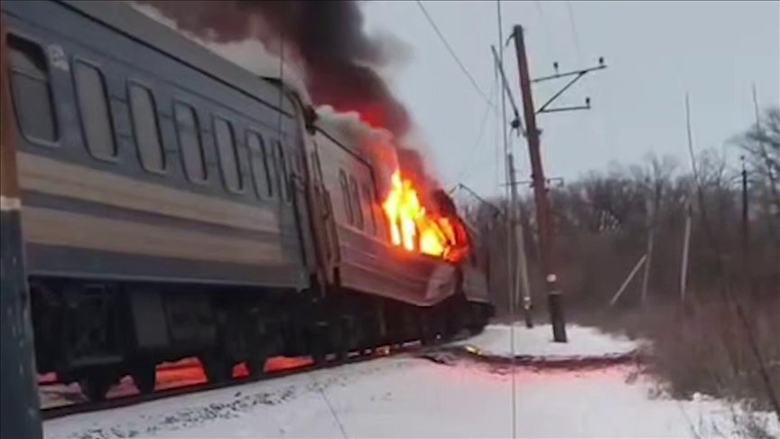 Пять человек погибли в результате российского удара по пассажирскому поезду в Харьковской области Об этом говорится в публикации президента Украины Владимира Зеленского Зеленский опубликовал видео пассажирского поезда который был атакован российским БПЛА в социальной сети Telegram В вагоне в который попал один из российских дронов было 18 человек а всего в поезде было более 200 человек сообщил президент Подробнее на нашем сайте v aa com tr 3812631 24 7 в сутки с Агентством Анадолу