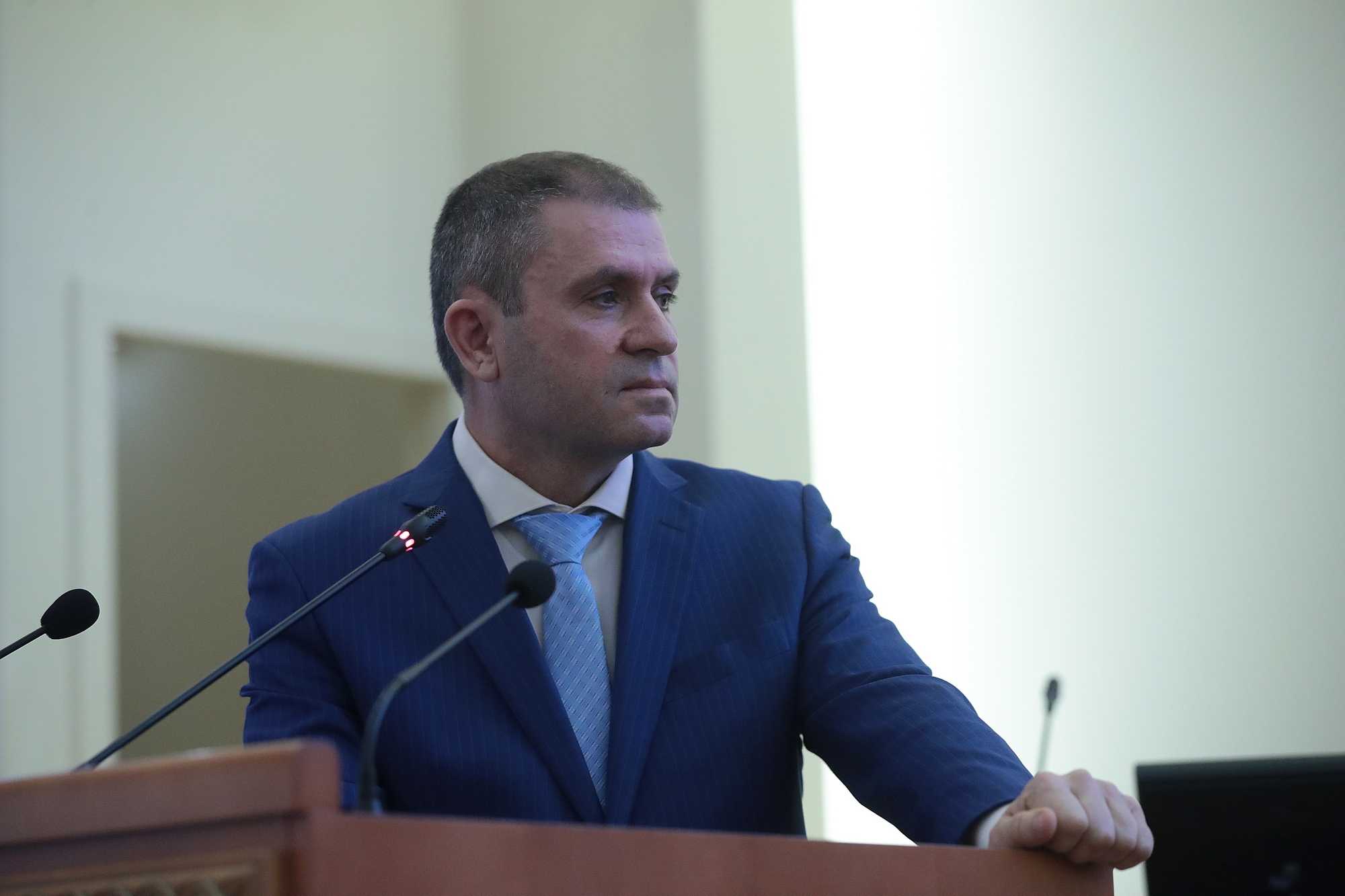 Замгубернатора Рачаловский увольняется из правительства Ростовской области. Чиновник, судя по всему, подал заявление дистанционно - он находится под домашним арестом по коррупционному уголовному делу. Интересно, что заявление Рачаловскому подписали, что называется, с отработкой. Последний рабочий день у него только 27 мая, сообщили в пресс-центре Ростовской области. Предложи нам новость