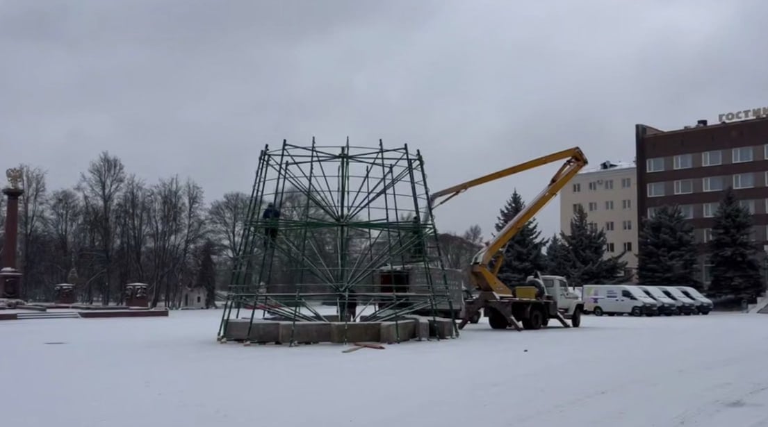 Прощаемся до декабря: В Великих Луках демонтировали главную городскую ель  В Великих Лук городское предприятие «Зеленхоз» заканчивает демонтаж главной городской ели на площади Ленина.  До конца января будут демонтированы световые консоли и новогодние инсталляции.