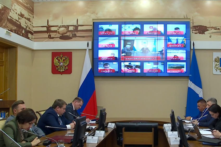 На штабе по развитию региона губернатор сообщил что президент поддержал строительство Центра сердечно сосудистой хирургии и модульного приёмного покоя на территории Облбольницы Также глава региона доложил президенту что Ульяновская области входит в пятерку регионов по росту промпроизводства сумела значительно снизить уровень бедности собрала около 850 миллионов рублей на поддержку бойцов СВО открыла первый в России социальный Центр реабилитации участников СВО и планирует открыть еще один