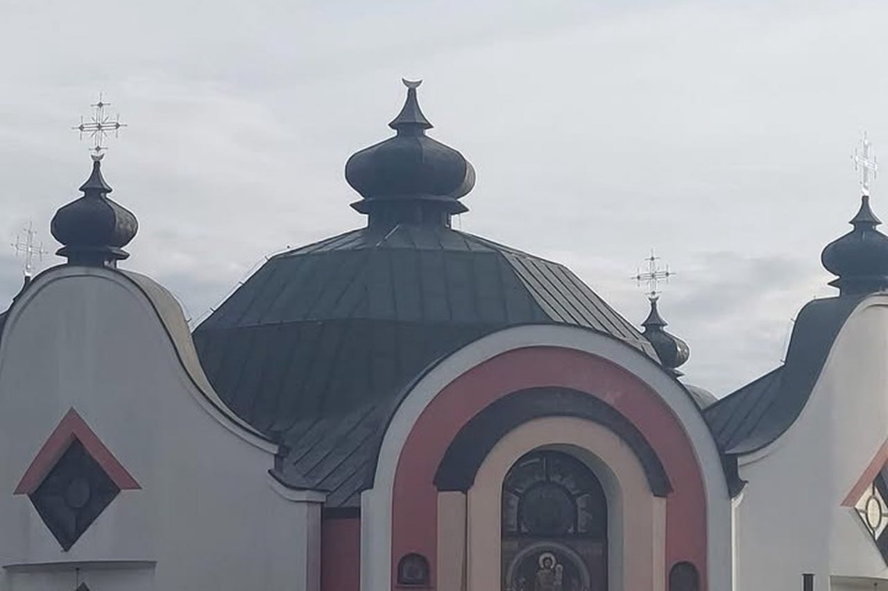 Вандалы срезали крест с украинской церкви в Польше В городе Легнице вандалы срезали крест с купола церкви Успения Пресвятой Богородицы и повредили ее крышу Об этом сообщил посол Киева в Варшаве Василий Боднар Дипломат заявил что Генконсульство Украины во Вроцлаве требует от местных правоохранительных органов отреагировать на инцидент и привлечь преступников к ответственности Подпишитесь на Абзац Добавьте Абзац в ленту Дзена