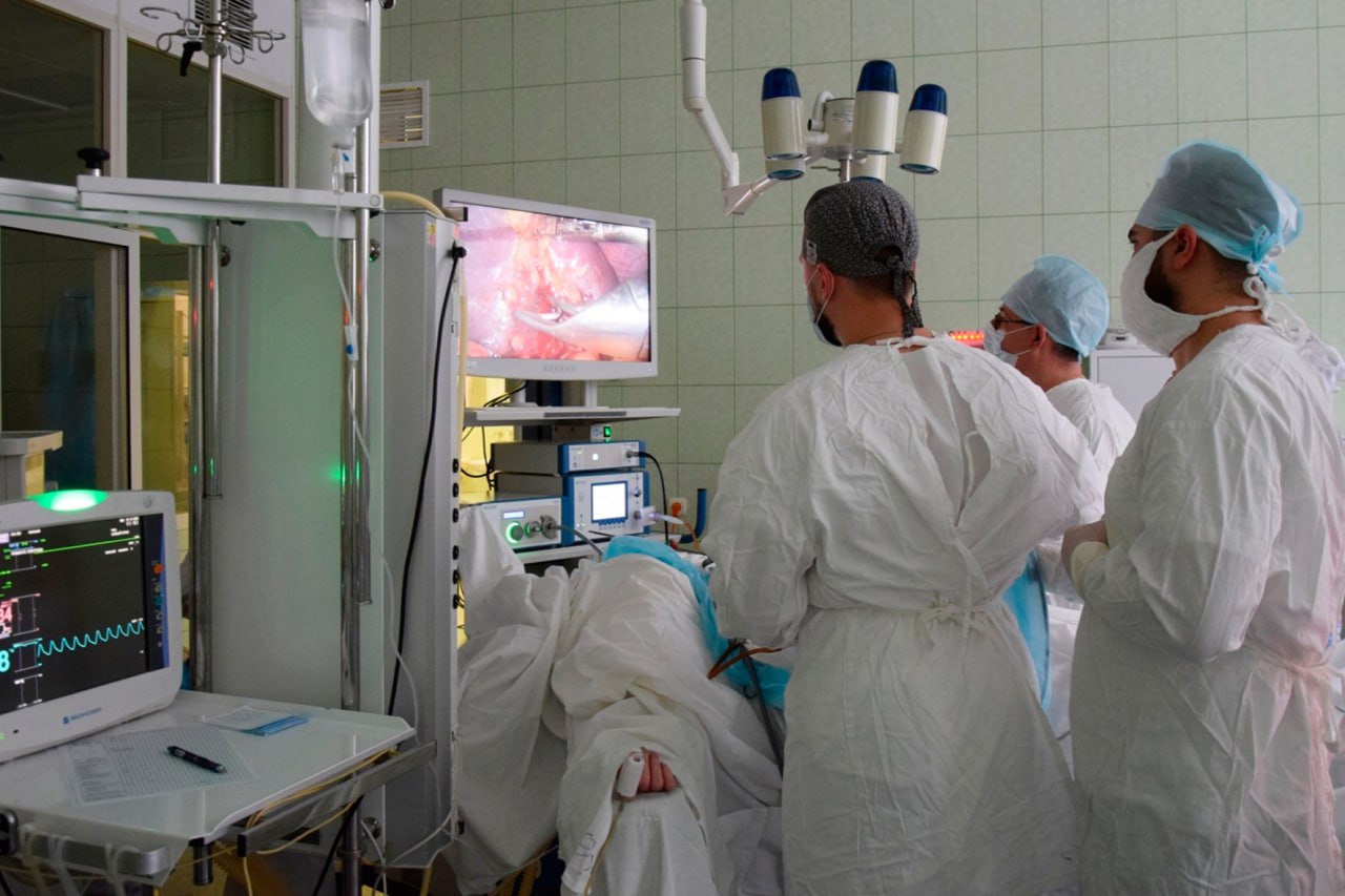 В Вологодской областной больнице 2 в Череповце впервые успешно провели лапароскопическую операцию по удалению селезенки у пациентки с опасной травмой 40 летняя женщина обратилась с болями в животе после ДТП где у неё был выявлен подкапсульный разрыв селезенки Ввиду угрозы смерти требовалась срочная операция Благодаря слаженной работе команды операция прошла успешно и уже на вторые сутки пациентку перевели в палату Вологда Регион 35ТВ в MAX