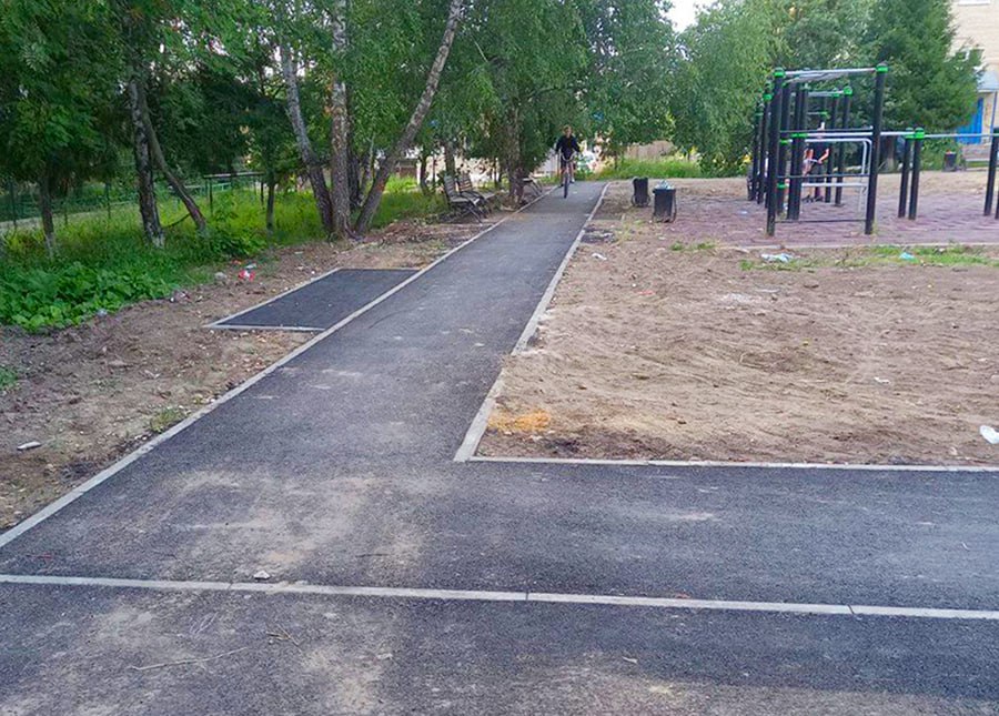 В городе Сурске Городищенского района Пензенской области проводится модернизация парка на улице Полевой. Проект обновления предполагает благоустройство территории, установку спортивной площадки, новых современных лавочек и создание пешеходных дорожек. Работы по благоустройству проводятся в рамках проекта «Формирование комфортной городской среды» национального проекта «Инфраструктура для жизни». Подобные проекты направлены на повышение качества жизни населения и улучшение условий отдыха горожан. Мы очень рады за жителей Сурска, что теперь в их городе появится приятное благоустроенное место для прогулок и занятий спортом.