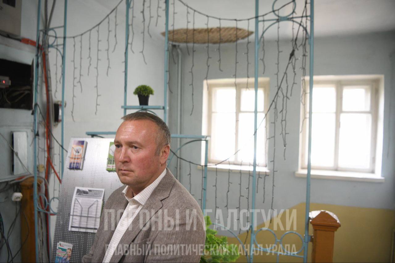 В свердловском Дегтярске, где мэра посадили за коррупцию, выбрали нового главу. Им внезапно стал начальник отдела по управлению муниципальным имуществом, землепользованию и архитектуре Трофимов. Хотя команда губернатора поддерживала Екимовских — заместителя экс-мэра Пильникова, который после ареста начальника был в статусе главы. За Трофимова проголосовали восемь кандидатов, за Екимовских шесть.  «С Павлом Алексеевичем [Екимовских] у нас прекрасные отношения. Хотелось бы видеть его в своей команде», - прокомментировал после заседания Трофимов.  Главный политический канал Урала