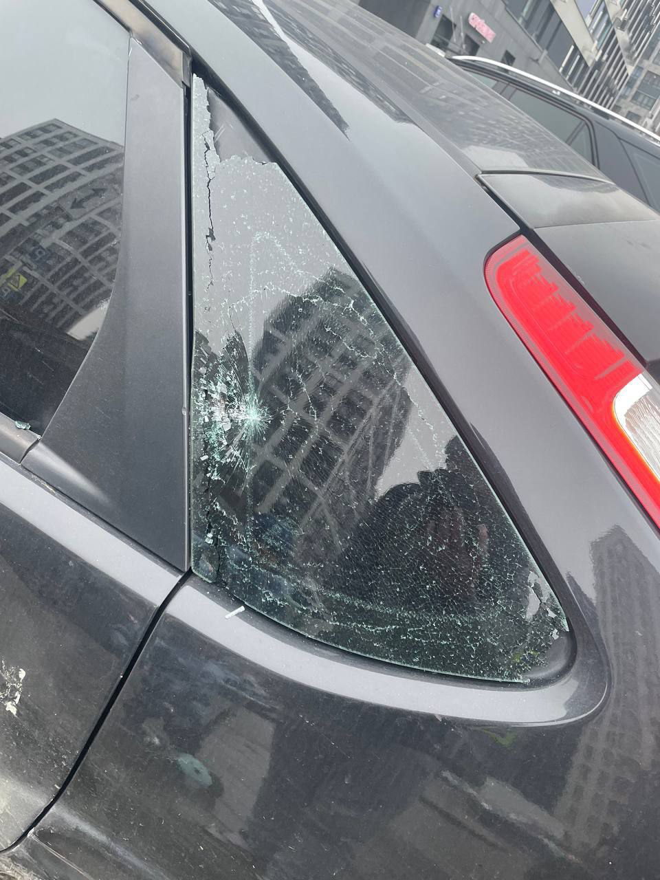 В ЖК Прокшино на Коммунарке после драки разбиты несколько машин Четверо пострадавших обратились за медпомощью у одного закрытая ЧМТ и рана виска Полиция ищет участников драк Прямой эфир