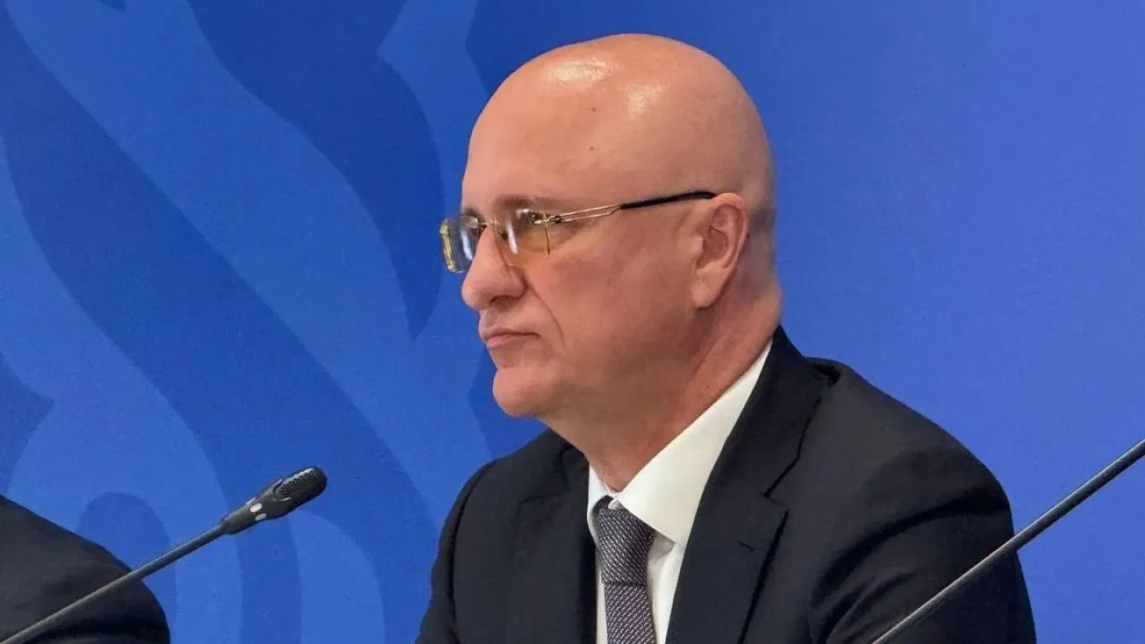 Скляр вместо Дадебая Токаев провёл перестановки в АП Указом Касым Жомарта Токаева Айбека Дадебая освободили от должности руководителя администрации президента РК в связи с переходом на другую работу Эту должность занял Роман Скляр который прежде работал на позиции первого вице премьера Наши площадки Сайт Instagram Facebook YouTube X TikTok t me orda kz