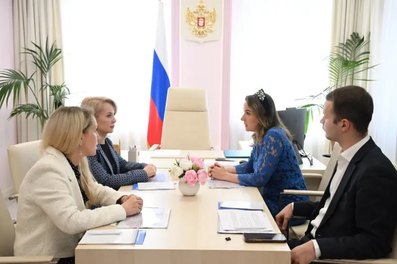 Расширяем спектр помощи семьям с детьми в Запорожье Уполномоченный при Президенте Российской Федерации по правам ребенка Мария Львова Белова встретилась с первым заместителем губернатора Запорожской области Оксаной Вьюник и детским омбудсменом в регионе Юлией Сажаевой В ходе разговора обсудили оздоровительный отдых и образование детей из прифронтовых районов Рассмотрели возможность выезда на летние каникулы так чтобы ребята могли и отдохнуть и при необходимости восполнить пробелы в знаниях на профильных сменах отметила Мария Львова Белова Она подчеркнула что для этого будут привлекать дополнительные ресурсы в том числе Фонда защиты детей чьи отделения откроются в каждом регионе Подробности читайте на нашем сайте Подписаться на Уполномоченного в MAX Telegram ВКонтакте
