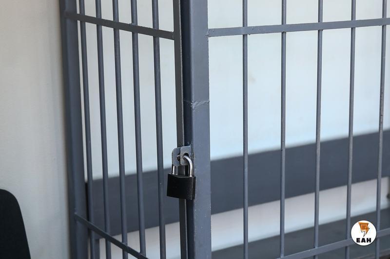 Суд вынес приговор бывшему главе Ашинского района Виктору Чистякову Ему назначено семь лет и шесть месяцев колонии строгого режима. Также бывший чиновник оштрафован на 2,4 млн рублей и лишен права занимать определенные должности в органах местного самоуправления сроком на два года, сообщила прокуратура. В период с октября по декабрь 2018 года Чистяков получил через посредника взятку в сумме 800 тыс. рублей от заместителя директора коммерческой организации. Взамен он должен принимать и оплачивать из бюджета работы по строительству объектов водоочистки и обеззараживания воды в Кропачевском городском поселении. Приговор Чистякову выносили несколько раз. Эпопея длилась с 2022 года, когда его задержали. Один раз суд решил отправить его в колонию на восемь лет, а во второй раз и вовсе оправдал.