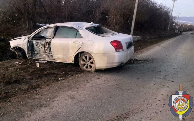 ДТП в Знаурском районе: есть пострадавший   Дорожно-транспортное происшествие произошло на 2-ом километре автодороги Знаур-Цхинвал.   Водитель автомобиля Toyota Crown Majesta не справился с управлением и врезался в опору ЛЭП.  Предварительно, водитель получил незначительные телесные повреждения.  Сотрудники ОГИБДД выясняют обстоятельства дорожного происшествия.