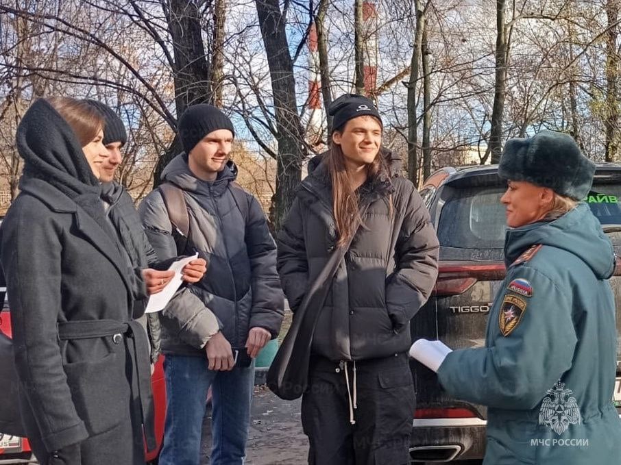 С наступлением холодного сезона активно используются обогревательные приборы. Температура воздуха снижается в ночное время суток и, согласно статистике, в этот период повышается риск возникновения пожаров, которые зачастую происходят по вине пользователя электрооборудования. Неправильная эксплуатация электронагревательных приборов, чрезмерная нагрузка на электросети и использование обогревателей, не соответствующих требованиям безопасности, зачастую становятся причинами пожара.  Инспектор 2 отдела надзорной деятельности и профилактической работы Светлана Белова провела профилактическое мероприятие в жилом секторе с населением, направленное на предупреждение пожаров и их последствий.  В ходе мероприятия сотрудник МЧС России провела с жителями профилактические беседы о правилах пожарной безопасности в быту и общественных местах, о правилах пользования электрическими приборами, также напомнила телефоны экстренных служб и вручила памятки по пожарной безопасности.