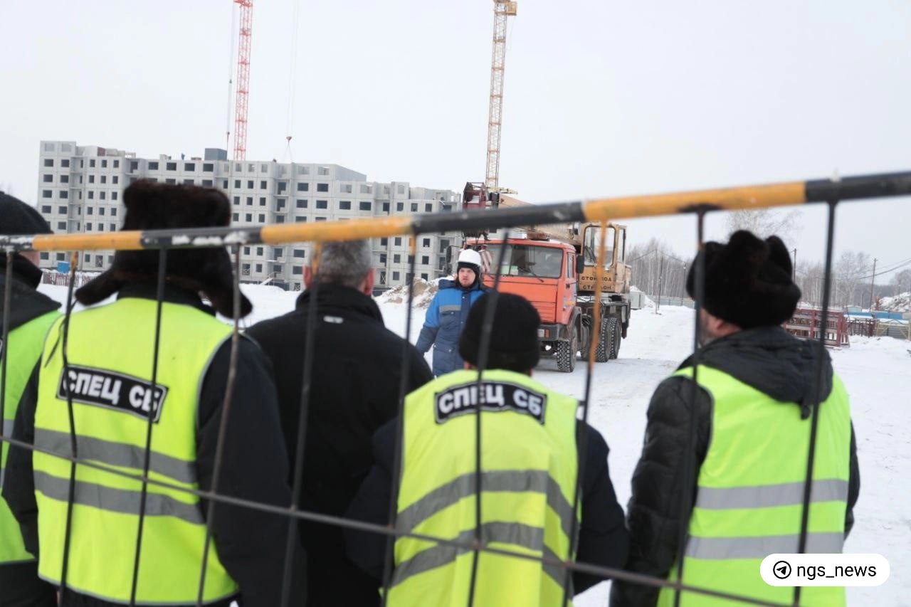 Сотрудники ЧОП на стройке в Чистой Слободе объявили забастовку — говорят, им зарплату не платят.  Охранники агентства «Контроль 54» работают на Строительной, 47, и, как сообщил   старший смены Александр, уже несколько месяцев не получают заработную плату.  — Мы неофициально устроены и нам перестали платить. За декабрь мы не получили денег. Говорят, что завтра дадут, потом то же самое, — подтвердил охранник Николай.  Сегодня утром они решили не пропускать машины на площадку.   По словам ЧОПовцев, их непосредственный руководитель Александр Парушкин. Как указано в Контур.Фокусе, он является гендиректором компании «Частная охранная организация „Апромако Секьюрити“».   На звонок корреспондента Александр Парушкин не ответил. Работникам он сообщил, что на совещании. Застройщик Чистой Слободы — КПД-Газстрой — заявил, что о ситуации ничего не знает.