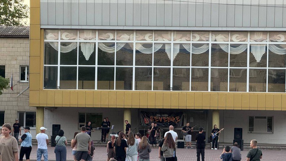 Рок концерт и ярмарка В Новотроицком прошел вечер Русские огни Программа включала концерт рок группы REVENGE из Горностаевки ярмарку и показ анимационного фильма Три Богатыря Ни дня без подвига 2 Организаторы отмечают что подобные инициативы в округе будут продолжены администрация Новотроицкого округа