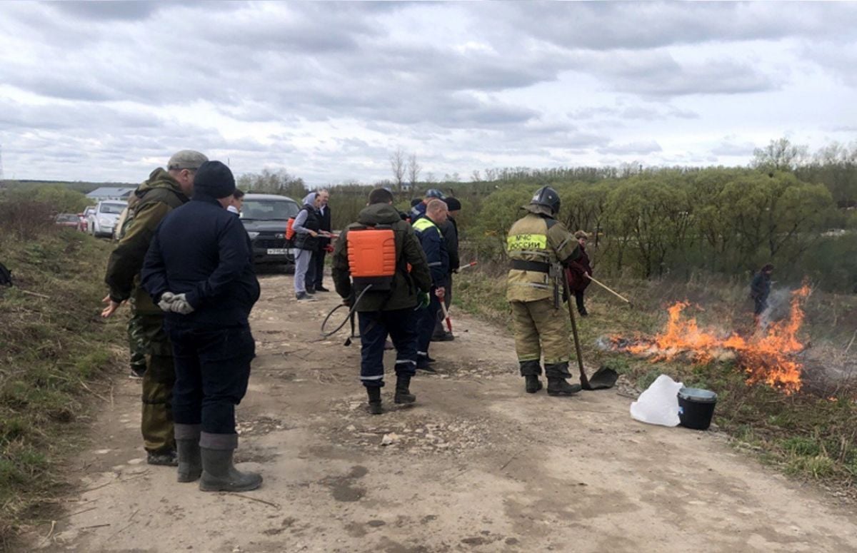 Горящие поля сухой травы попали на видео в Тульской области     Природные это пожары или их причиной стало неосторожное обращение с огнем жителей – пока неизвестно.  ↗  Прислать новость   Подписаться