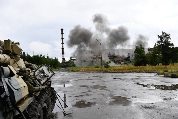 В Донецкой народной республике задержана группа чиновников, подозреваемых в мародерстве во время боевых действий. По информации следственных органов, в состав группы вошли министр промышленности и торговли, его помощник и руководитель одного из государственных унитарных предприятий.   Им инкриминируется хищение имущества с завода в Мариуполе на сумму свыше 518 миллионов рублей. Сообщается, что они allegedly продали возникшее имущество как металлолом и разделили вырученные средства между собой.  Это первый случай, когда чиновники привлекаются к уголовной ответственности за подобные действия. В настоящее время подозреваемые находятся под следствием.