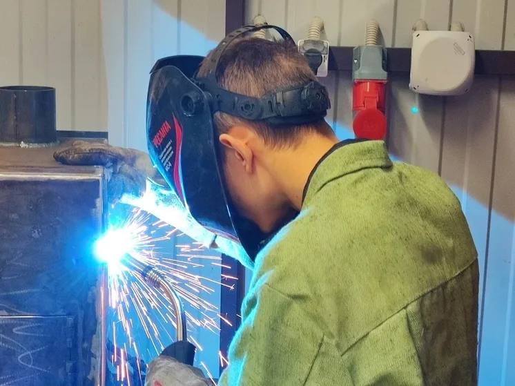 Не сдавшие экзамены ОГЭ девятиклассники смогут бесплатно получить профессию закон приняли в ГД Теперь поступить в колледж на рабочие специальности смогут даже те кто завалил экзамены Перечень таких профессий будет определяться региональными органами власти Пример Электрик сварщик автомеханик Около 100 000 девятиклассников завалили ОГЭ Раньше приходилось повторять попытку следующим летом ведь без экзаменов никуда поступить было нельзя Это серьёзный удар по психике подростка сообщили в ГД Подписаться novosti primorye25