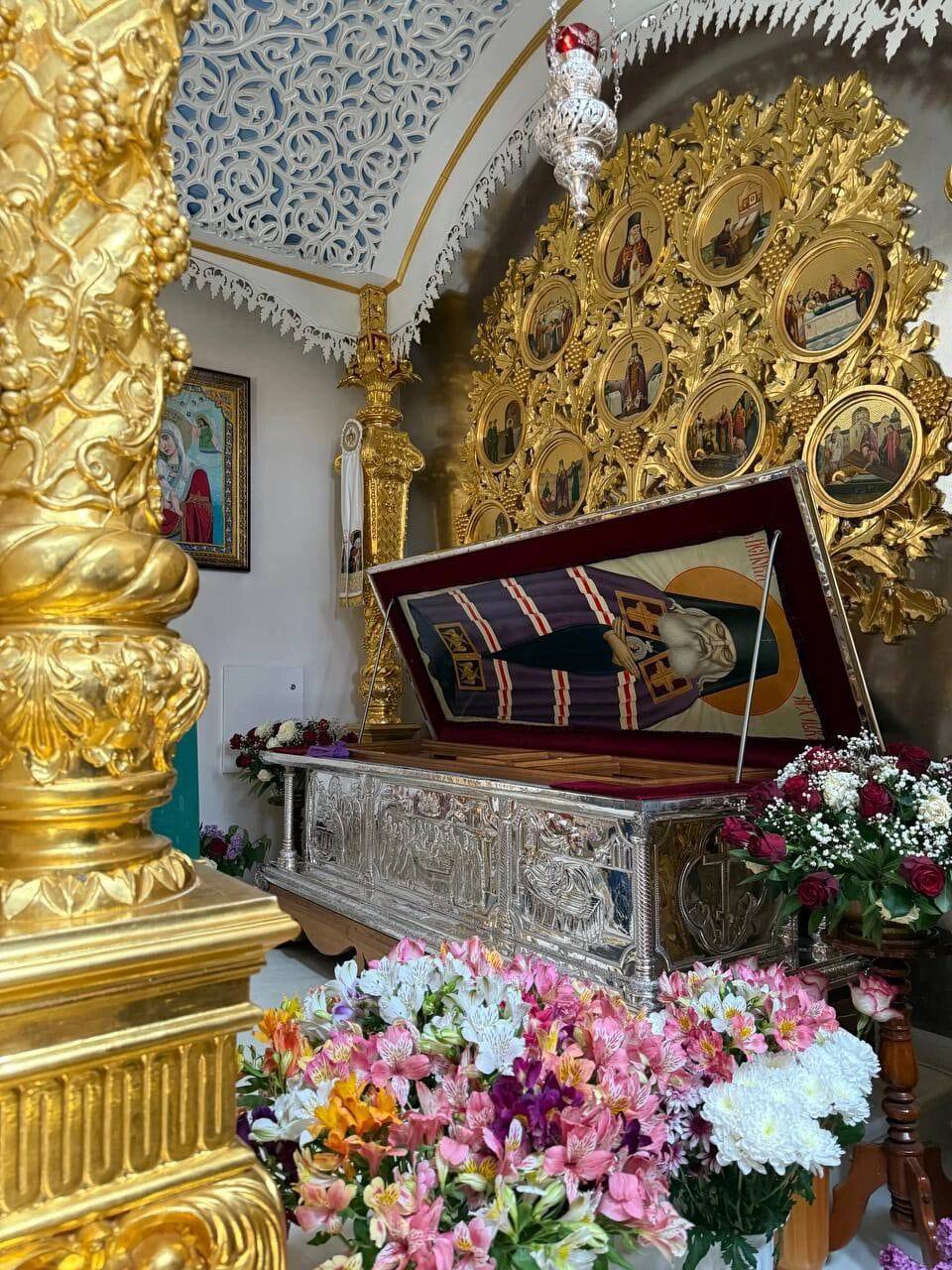 11 июня в Свято-Троицком монастыре в Симферополе в Крыму, где пребывают честные мощи святителя Луки Войно-Ясенецкого , богослужение возглавил митрополит Симферопольский и Коымский Тихон Шевкунов .