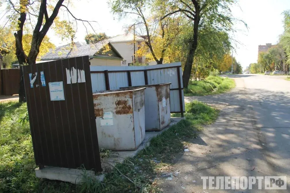 Камеры видеонаблюдения на мусорках Благовещенска помогли найти восемь нарушителей Оборудование уже работает у 11 домов города В областном центре управляющие компании устанавливают камеры видеонаблюдения на контейнерных площадках Это делается для поддержания порядка и определения нарушителей рассказали в пресс службе администрации города Региональный оператор не вывозит крупный мусор потому этим занимаются управляющие компании а расходы ложатся на собственников квартир Чтобы решить проблему управляющим организациям рекомендовали установить камеры Жильцы 11 домов согласились на это Оборудование уже работает С начала года в управлении жилищно коммунального хозяйства Благовещенска выявлено восемь случаев незаконного размещения крупного мусора На каждый имеются фото и видеоматериалы Заместитель мэра Благовещенска по вопросам ЖКХ Виталий Рудненок отметил что видеонаблюдение на контейнерных площадках эффективно выявляет нарушителей Это помогает собрать доказательства и переложить расходы за уборку с добросовестных жителей на реальных виновников Мы понимаем что установка камер требует согласия всех собственников и пока на это идут не все Но там где это решение поддержали проблема постепенно уходит и жителям не приходится платить за чужие нарушения подчеркнул заместитель мэра областного центра ТЕЛЕПОРТ РФ здесь все об Амурской области  Мы в МАХ  Написать нам
