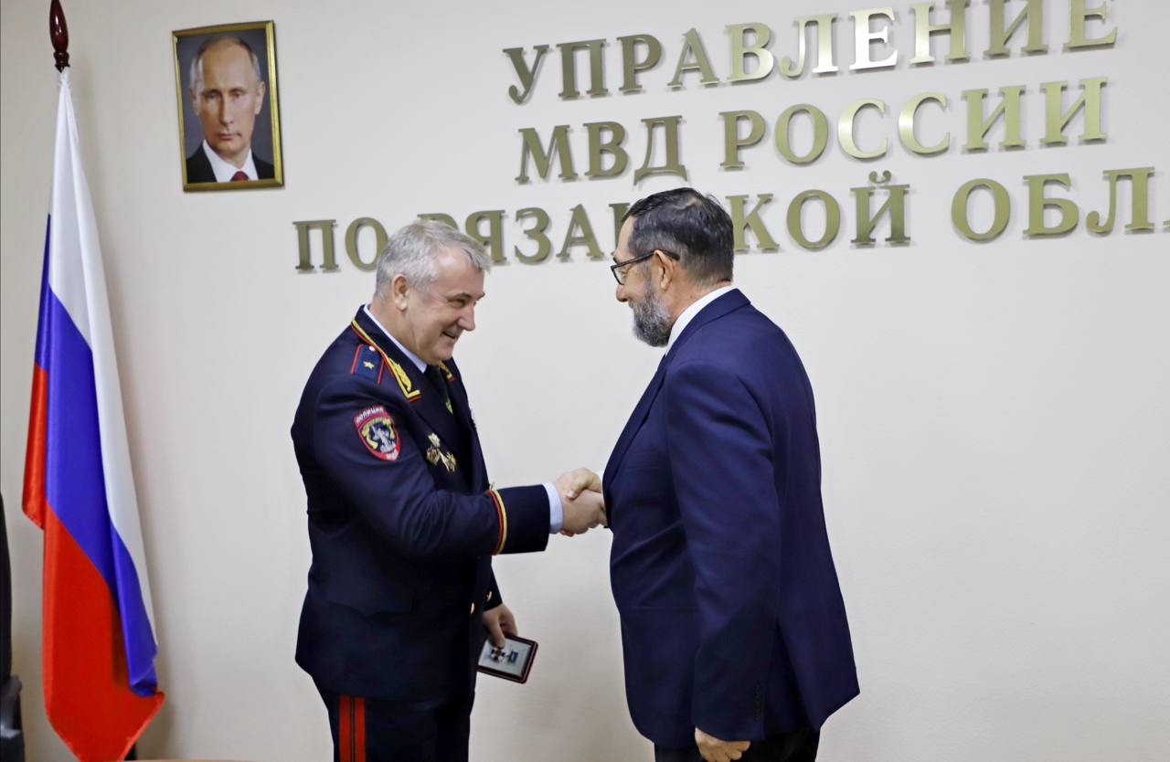 Заместитель председателя общественного совета при УМВД России по Рязанской области Дмитрий Ракита удостоен нагрудного знака МВД России За содействие МВД Приказом Министра внутренних дел Российской Федерации генерала полиции Российской Федерации Владимира Колокольцева от 07 05 2025 года 530л с заместитель председателя общественного совета при УМВД России по Рязанской области Дмитрий Ракита награжден нагрудным знаком МВД России За содействие МВД Заслуженную награду профессору доктору медицинских наук вручил начальник УМВД России по Рязанской области генерал майор полиции Владимир Алай Дмитрий Романович отмечен ведомственной наградой за весомый вклад в работу общественного совета высокий профессионализм оказание содействия органам внутренних дел в организации мероприятий направленных на пропаганду здорового образа жизни профилактику правонарушений формирование традиционных российских духовно нравственных ценностей и патриотическое воспитание молодежи а также активное участие в реализации полномочий по осуществлению общественного контроля