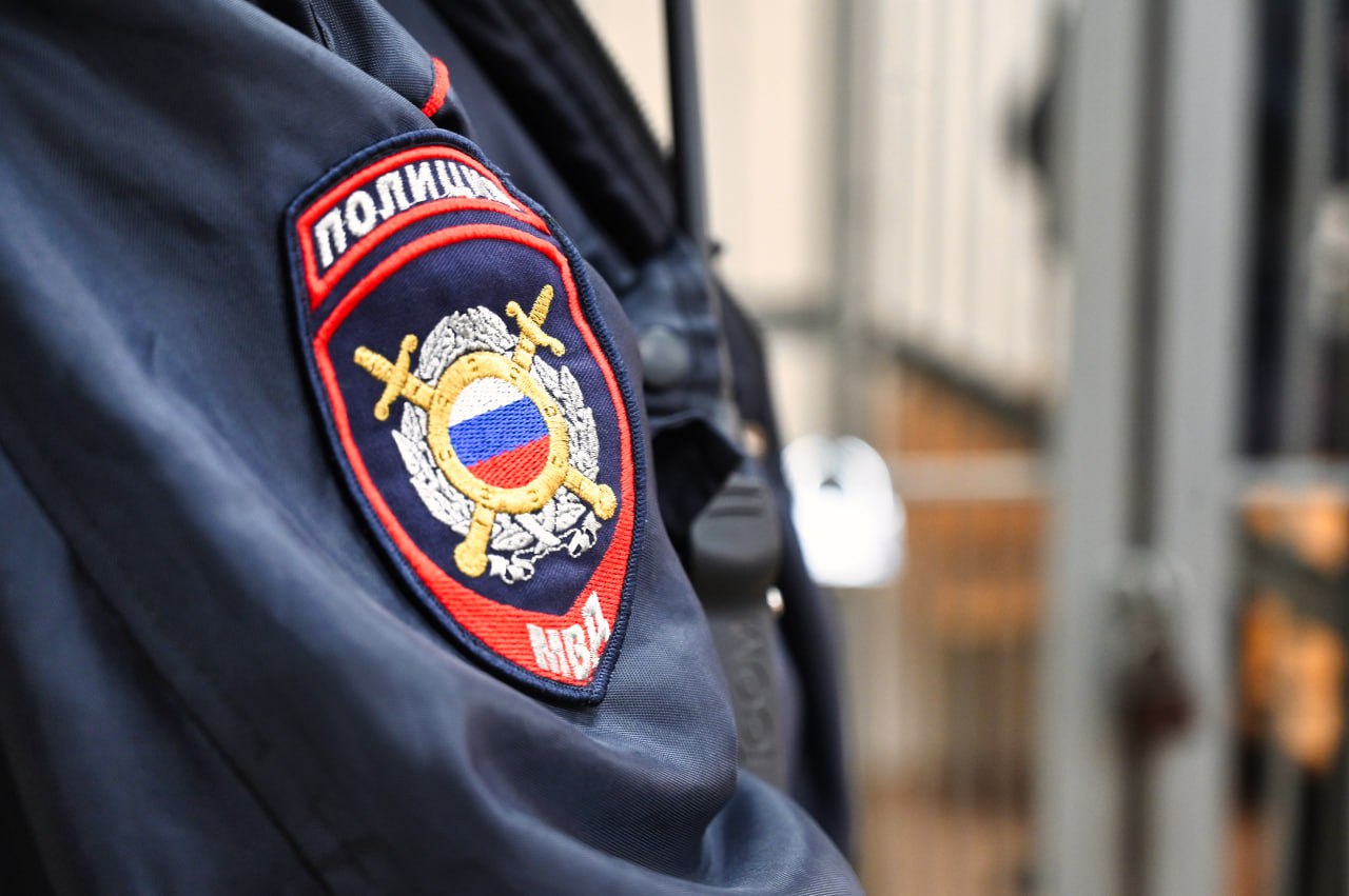 В Сергиевом Посаде задержан подозреваемый в краже мобильного телефона  Сотрудники полиции Сергиево-Посадского городского округа задержали местного жителя, подозреваемого в краже мобильного телефона. Об этом сообщила пресс-служба УМВД России по Сергиево-Посадскому городскому округу.  В дежурную часть поступило заявление от жителя Воронежа о хищении мобильного устройства. По словам потерпевшего, сумма ущерба составила 12 тысяч рублей. В ходе оперативно-розыскных мероприятий, проведенных сотрудниками Отдела уголовного розыска, был установлен и задержан подозреваемый в совершении преступления – местный житель.  По предварительной информации, заявитель распивал спиртные напитки вместе с подозреваемым возле алкомаркета. Потерпевший оставил свой мобильный телефон на зарядке в торговом зале и забыл про него. Воспользовавшись ситуацией, подозреваемый зашел в магазин, забрал телефон себе, а затем сдал его в скупку, присвоив вырученные деньги.  В настоящее время следователем Следственного управления УМВД возбуждено уголовное дело по статье 158 Уголовного кодекса Российской Федерации  Кража .  В отношении подозреваемого избрана мера пресечения в виде подписки о невыезде и надлежащем поведении. Расследование продолжается.