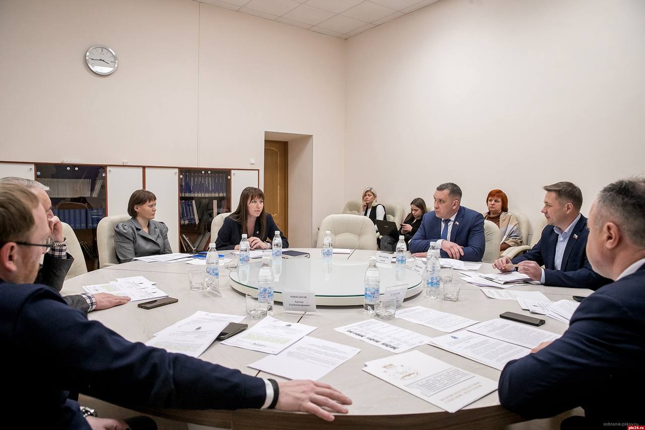 Комитеты Псковской области преобразуют в министерства «1 июня 2022 года администрация Псковской области стала правительством. Это преобразование было сделано для соответствия единым федеральным стандартам. Теперь мы делаем второй шаг в рамках реализации Федерального закона № 414-ФЗ: региональные комитеты будут преобразованы в министерства», - рассказал губернатор Псковской области Михаил Ведерников. Соответствующий указ уже подписан. Изменения вступят в силу с 1 июля. Одновременно с этим губернатор утвердил несколько изменений в части оптимизации новой структуры исполнительных органов региона. В частности, комитет по ветеринарии вошёл в состав министерства по региональному контролю и надзору, а в состав министерства конкурентной политики влилось проектное управление правительства и комитет по закупкам. «Напомню, что в прошлом году мы уже сократили численность исполнительных органов почти на 10%. Новая структура призвана оптимизировать внутренние процессы и упростить взаимодействие с федеральным центром по возрастающему объёму задач», - заключил губернатор.