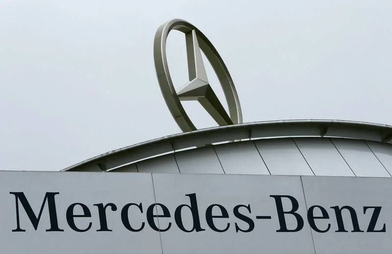 Mercedes-Benz: чистая прибыль упала на 54%  В конце октября немецкий автоконцерн Mercedes-Benz представил отчетность.  За третий квартал:  - выручка компании снизилась на 6,7%, до €34,5 млрд;  - чистая прибыль упала на 54%, составив €1,7 млрд;  - операционная прибыль - 48%  €2,5 млрд .  Заметнее всего покупатели теряли интерес к электрическим машинам.  Европейский авторынок в  опе упадке.