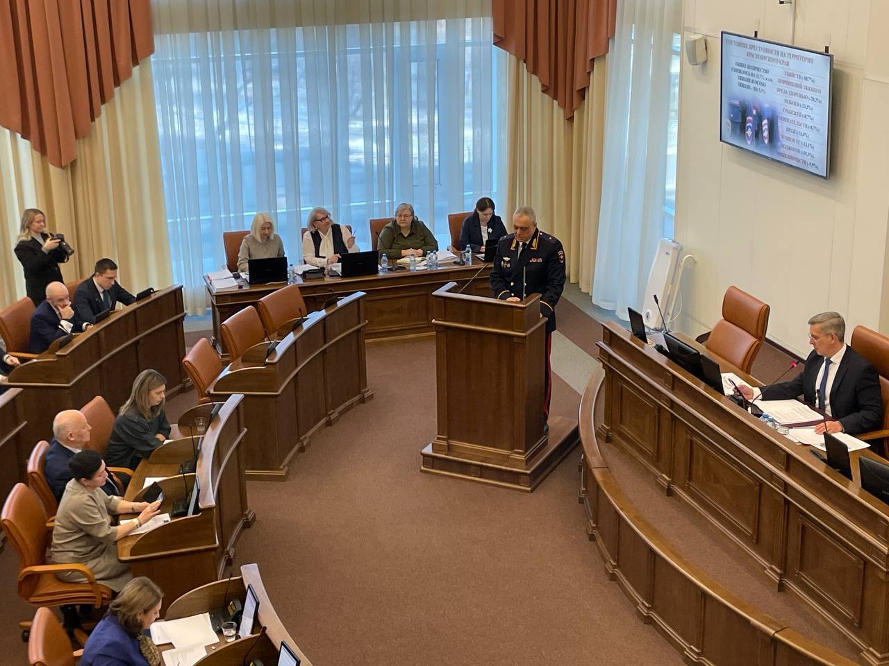 Открыть еще один вытрезвитель в Красноярске предложил глава краевой полиции Увеличить число вытрезвителей в крае предложил начальник полиции Александр Соловьев на сессии Заксобрания По его словам они необходимы на левом берегу Красноярска а также в Лесосибирске Минусинске и Канске По его словам уже работающие учреждения поспособствовали снижению пьяных уличных преступлений на 9 9 Считаю что на состояние уличной преступности положительно повлияло открытие в Красноярске Ачинске и Норильске учреждений созданных для естественного вытрезвления граждан Это позволило также сберечь жизнь и здоровье граждан утративших способность самостоятельно передвигаться и ориентироваться в окружающей обстановке в том числе в период установления отрицательных температур воздуха заявил Соловьев на сессии Это Борус Люди