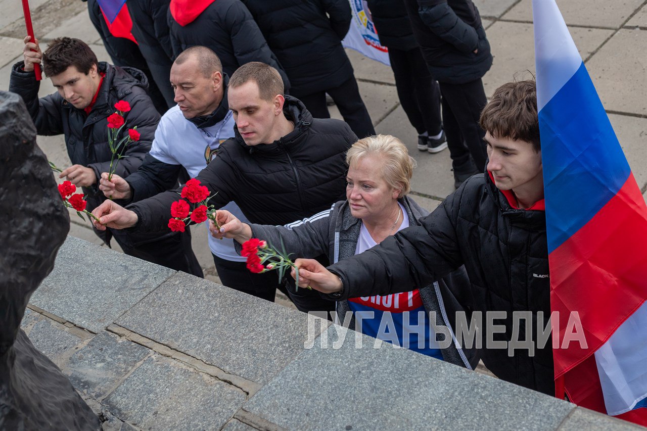 Огонь Олимпиады народов мира – 2025 прибыл в Луганск   В столице ЛНР возле памятника 40-летия Победы в Великой Отечественной войне состоялась передача эстафеты огня в рамках подготовки к проведению V юбилейного молодежного мультиспортивного фестиваля спорта и здоровья «Олимпиада народов мира».   В октябре 2025 года в Санкт-Петербурге на площадке «Газпром Арена» пройдет молодежный мультиспортивный фестиваль «Олимпиада народов мира», где будут представлены 40 видов спорта.   – Эстафета огня стартовала 1 февраля в городе Симферополь Республики Крым. Далее огонь посетил Севастополь, а затем Донецк  ДНР , и вот сегодня он оказался в Луганске, – рассказала представитель физкультурно-спортивной организации «РУССПОРТ» Ольга Завада. – Олимпиада народов мира – один из символов дружбы народов. Это мероприятие, которое позволяет всем его участникам почувствовать себя частью одной большой и единой семьи.             Вконтакте       Одноклаcсники