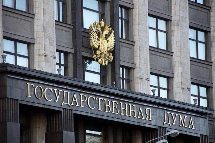 Упрощен порядок проведения работ по содержанию объектов культурного наследия Госдума приняла в третьем чтении поправки в закон «Об объектах культурного наследия памятниках истории и культуры народов Российской Федерации». Они упрощают порядок проведения работ по содержанию объектов культурного наследия ОКН . Работы могут быть связаны с содержанием ОКН и их частей, которые не являются предметами охраны. Вместо всего комплекса мероприятий, предусмотренных статьей 45 закона, лицо, планирующее проведение работ, должно будет предварительно направить в соответствующий орган охраны ОКН только уведомление о намерении осуществить такие работы, указав их виды, объемы и сроки. Так, работы по содержанию ОКН, реализуемые в упрощенном порядке, должны будут проводиться без изменения их внешнего облика, в том числе цветового решения фасадов, планировочных и конструктивных решений и структур, интерьеров памятников истории и культуры.