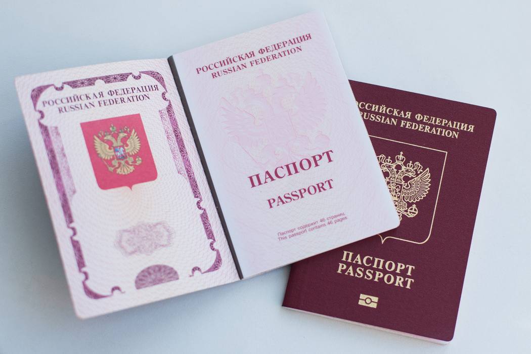 Менять загранпаспорт ребёнка из-за изменений в его внешности не нужно. В МВД разъяснили: "Изменение внешности несовершеннолетнего ребенка не влечет за собой обязанности его законного представителя в период срока действия заграничного паспорта произвести его замену." Административной ответственности за использование такого паспорта нет. Главное — документ должен быть действительным.