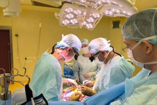 В калининградском кардиоцентре провели 225 операций детям в 2025 году Специалисты спасли трёхмесячного мальчика из Ярославля маленькую девочку с праворасположенным сердцем а также новорождённых и детей постарше с редкими пороками Каждая операция на сердце ребёнка это сложная и хрупкая история Каждая борьба за жизнь наполненная светом надежды и тенью риска отметили в учреждении Специалисты кардиоцентра также проводили операции в других странах Врачи работали в Белоруссии и Казахстане   чтобы поблагодарить врачей за их труд Фото областной кардиоцентр ВКонтакте Подписаться на Калининград Ru