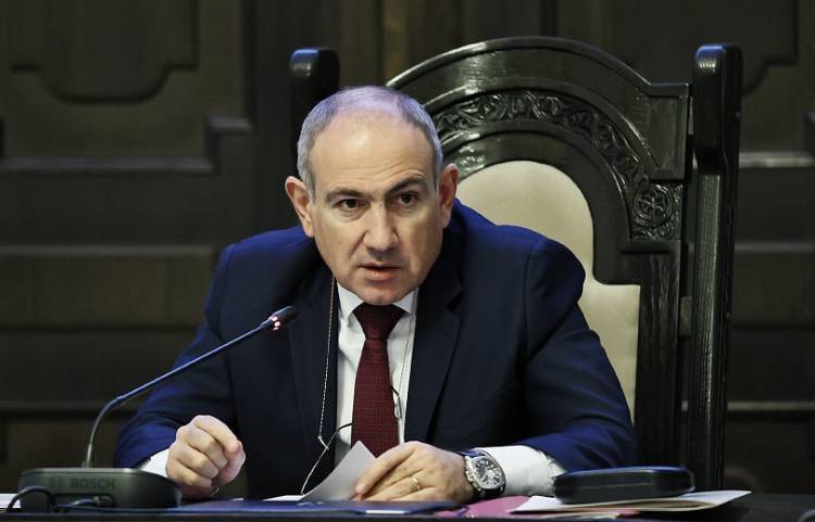 Перед тем как приступить к национализации "Электросетей Армении" и фактически отобрать собственность у Самвела Карапетяна, власти, судя по всему, готовят почву, разыгрывая дешёвые спектакли о якобы неэффективной работе ЭСА и неудобствах, причиняемых гражданам. Так, несколько дней назад Никол Пашинян заявил, что из-за отключения электричества было сорвано мероприятие по открытию торгового центра Homplex. Вчера же, во время парламентских слушаний в Национальном собрании, вновь отключили свет. Однако, каким-то "чудом", звуковая аппаратура продолжала бесперебойно работать. Выступавшая в тот момент министр образования Жанна Андреасян наивно подтвердила этот факт, тем самым невольно выдав, что речь идёт не о сбоях в общей электросети, а о локальном отключении — по чьей-то указке на месте. Некоторые линии, как видно, были специально оставлены включёнными. Все эти события выглядят как заранее срежиссированная попытка дискредитации компании, чтобы в дальнейшем оправдать её "национализацию". Судя по всему, власти намерены подобными дешевыми спектаклями легитимизировать отъём бизнеса. Hraparak