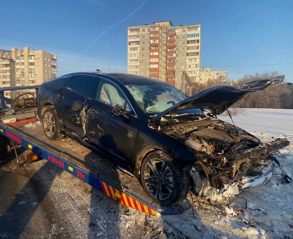 В Омске произошло ДТП по вине пьяного водителя.   В центре города, на мосту им. 60-летия Победы, сегодня произошла авария. Сотрудники ГИБДД установили, что водитель автомобиля «Киа», мужчина 1999 года рождения, потерял управление и врезался в металлическое ограждение.  Как выяснилось, водитель находился за рулем в состоянии алкогольного опьянения. Освидетельствование показало наличие алкоголя в выдыхаемом воздухе – 0,382 мг/л.    Теперь водителю может грозить штраф в размере 45 тысяч рублей и лишение прав на управление транспортным средством сроком от полутора до двух лет.   : Управление МВД России по Омской области.  Подписаться  Написать в редакцию