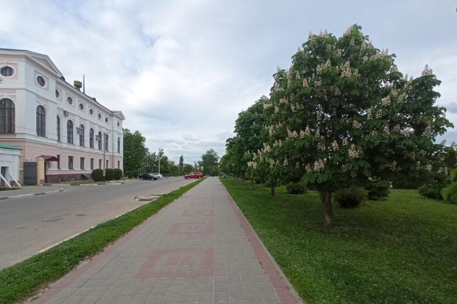 Погода в Тамбове на первой неделе лета будет неустойчивой В выходные в Тамбовской области местами прошли кратковременные дожди, отмечались отдельные грозы. По сравнению с тридцатиградусной жарой пятницы стало немного прохладнее +26°C . Со вторника на среду с 3 на 4 июня волновой циклон с запада обещает ветреную погоду, кратковременные дожди, местами с грозами, в отдельных районах ливневого характера, сообщает Гисметео. При грозе ожидается сильный шквалистый ветер, не исключается град. Преобладающая температура ночью +9…+14°C, днём +25…+28°C, в среду +18…+23°C. Синоптики обратили внимание на активность Солнца. Уровень ультрафиолетового излучения на этой неделе будет высоким и очень высоким 6-9 единиц . По данным ЦГМС, в Тамбове 3 июня ночью ожидается 6-8 градусов тепла, днем +26...+28°C, без существенных осадков. Ветер западный ночью 3-8, днем 8-13 м/с. ИА "Онлайн Тамбов.ру" Прислать новость