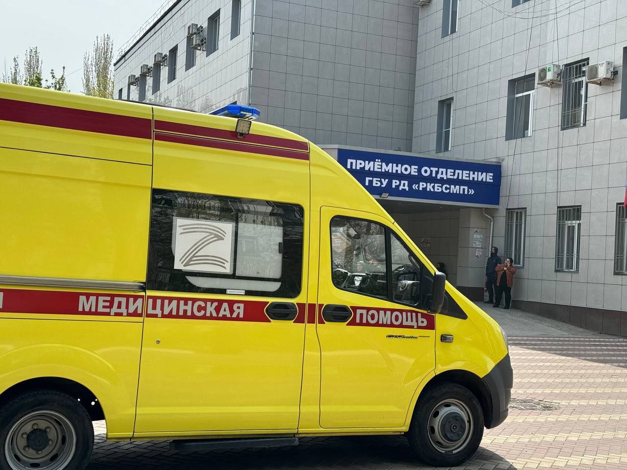 В Республиканской клинической больнице скорой медицинской помощи РКБСМП строится первое в Дагестане модульное приемное отделение Быстровозводимое здание будет оснащено операционной реанимацией противошоковой палатой а также оборудованием для КТ эндоскопических ультразвуковых и рентгенологических исследований Главврач РКБСМП Магомед Иманалиев отметил что новый корпус позволит разграничить потоки пациентов и улучшить условия работы медперсонала Завершение строительства ожидается до конца года Это новый федеральный проект по совершенствованию экстренной медицинской помощи пациентам с жизнеугрожающими состояниями