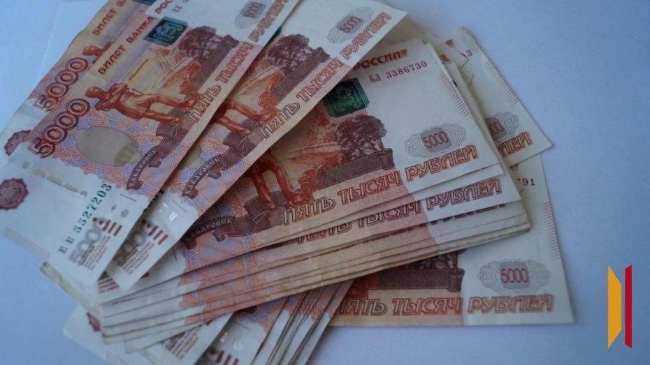Воронежская область: зарплаты растут, но хватает ли на жизнь? По данным статистики, средняя зарплата в регионе за первые пять месяцев года превысила 74 тысячи рублей. В мае работники организаций в среднем получали 74 271 рубль. С учетом инфляции реальный рост доходов составил 7,6% по сравнению с прошлым годом.