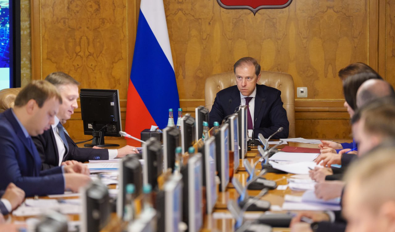 Денис Мантуров провел совещание по актуализации Стратегии развития автомобильной промышленности до 2035 года Первый вице премьер отметил что ключевым ориентиром для стратегии должен стать не объем рынка а локальное производство в различных сегментах Необходимо учесть и мультипликативный эффект отрасли ее влияние на смежные секторы экономики при этом обеспечив долю отечественной продукции на уровне не менее 80 от общего объема рынка Это позволит в том числе увеличить вклад автомобильной промышленности в национальную экономику  Была восстановлена полноценная работа более 80 производственных площадок брошенных бывшими зарубежными партнерами локализовано свыше 40 критических для отрасли автокомпонентов и материалов обеспечена стабильная занятость порядка 300 тыс человек на предприятиях автопрома Одна из перспективных задач стимулировать такие объемы реализации автотехники которые позволят повысить инвестиционную привлекательность отрасли с точки зрения притока частного капитала а также масштабировать объемы собственного производства Помимо этого необходимо создать условия для увеличения инвестиций в НИОКР нарастить долю транспортных средств оснащенных продвинутыми системами помощи водителю и автономного вождения а также обеспечить разработку отечественных платформенных решений и стандартизацию компонентной базы Подписаться на Правительство России в MAX