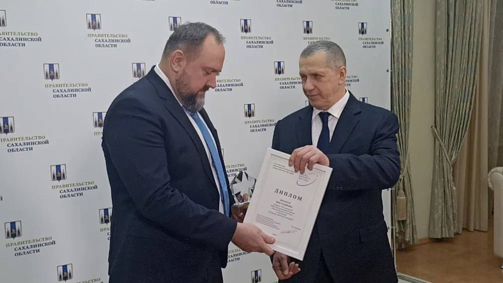 Агропарк который смог Юрий Трутнев вручил Звезду Дальнего Востока сахалинскому проекту Сахалинский агропромышленный парк получил премию Звезда Дальнего Востока Награду вручил лично полпред Президента Юрий Трутнев Он отметил что премией отмечают только те предприятия которые делают сильнее весь Дальний Восток и смотрят дальше горизонта Для Сахалина история агропарка имеет особое значение Это своего рода нервный узел связавший разрозненные звенья островной экономики Местный фермер больше не думает о логистике вырастил урожай и прямо здесь на территории парка его могут принять сохранить в современных камерах с регулируемой атмосферой переработать и отправить в магазины В итоге сложилась замкнутая и современная цепочка где потери продукции сведены к минимуму а у производителя появляется нечто более ценное чем разовая субсидия предсказуемое будущее Фермер понимает куда сдаст продукцию по какой цене и в какие сроки А это меняет всё можно наращивать объёмы закупать технику пробовать новые культуры Награда из рук Юрия Трутнева это признание простой но для острова по настоящему революционной идеи чтобы регион становился сильнее важно не просто вкладывать деньги а выстраивать работающие связи Между полем и прилавком Между фермером и покупателем Между сегодняшним днём и уверенностью в завтрашнем А уверенность в завтрашнем дне реализованная на земле достойна Звезды Дальнего Востока