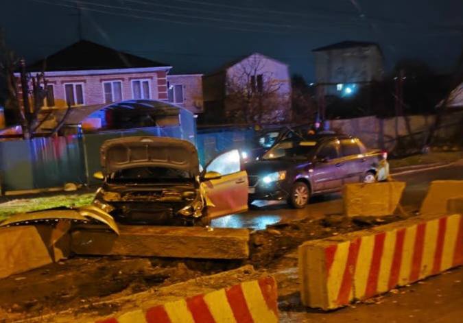 В Ставрополе в результате наезда на препятствие пострадал один участник.    По предварительным данным, 24 ноября примерно в 19 часов 30 минут на одной из улиц краевой столицы, водитель автомобиля Hyundai не справилась с управлением и допустил наезд на бетонные блоки, после чего водитель автомобиля Datsun допустил наезд на уже стоящий автомобиль Hyundai.    В результате автоаварии водитель автомобиля Hyundai, 36-летняя местная жительница, была доставлена в городскую больницу.    ‍ Установлено, что автоледи за последние 2 года к административной ответственности привлекалась единожды.  ‍ Водитель автомобиля Datsun, 19-летний местный житель,  имеет водительский стаж 1,5 года и за это время привлекался к административной ответственности  16 раз.    По факту автоаварии проводится проверка. Детальные обстоятельства происшествия устанавливаются.