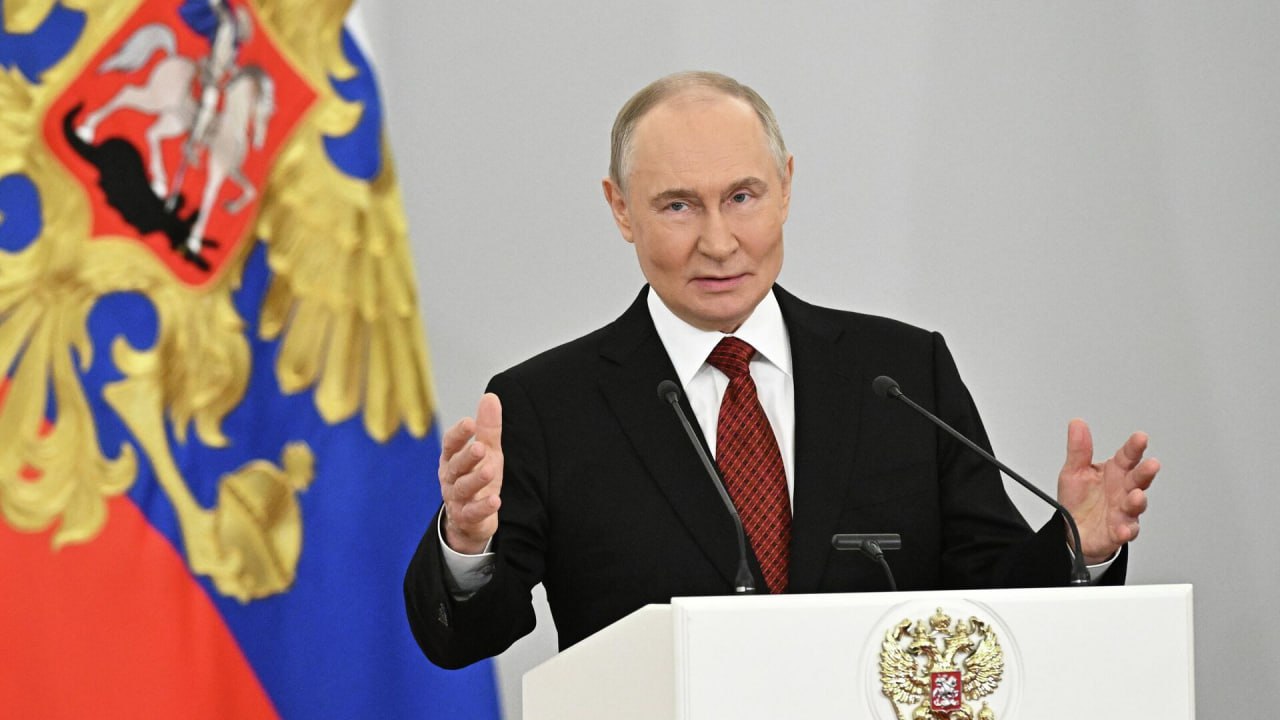 Президент Владимир Путин проделал грандиозную работу и возвысил Россию, считает Такер Карлсон.  Американский журналист в интервью заместителю главного редактора Bild обратил внимание, что "Германия идет ко дну, а РФ — поднимается".