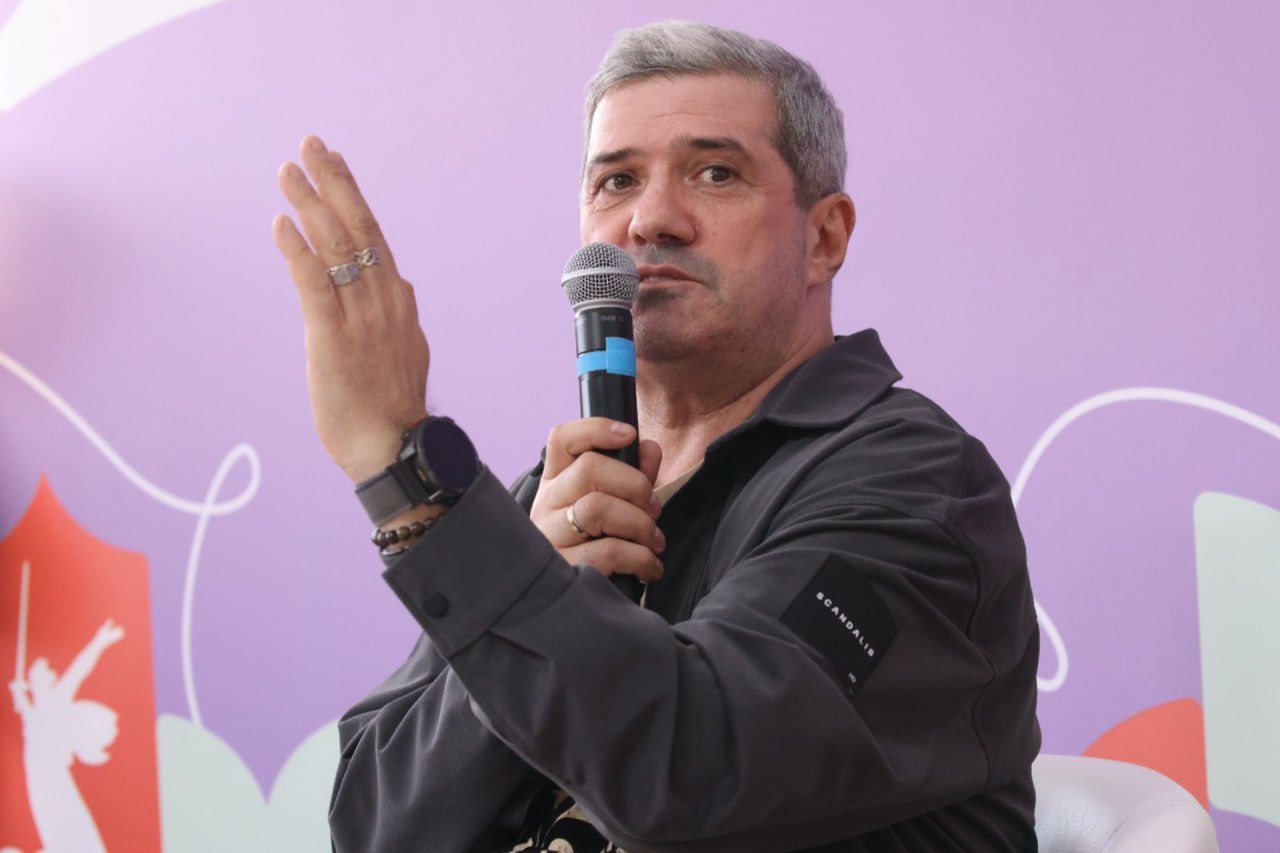 Шахназаров: IIHF прикрывается словом «популяризация», а на самом деле речь идет о монетизации Писатель и публицист Михаил Шахназаров в разговоре с «Абзацем» призвал разогнать Международную федерацию хоккея, которая не поздравила российских игроков «Флориды Пантерз» с завоеванием Кубка Стэнли: «Международная федерация хоккея в очередной раз показала свою ущербность, опубликовав поздравительный постер с изображением игроков «Флориды Пантерз», где не нашлось места Сергею Бобровскому, который два сезона признавался лучшим вратарем НХЛ, и Дмитрию Куликову. У меня такой вопрос: президент IIHF Люк Тардиф чем в этой жизни отметился? Ничем. Он играл в каких-то юниорских лигах. То есть пятый дивизион, 17-я лига, да еще и на «банке», скорее всего, сидел, на лед его не выпускали. Сын его из разряда вечно перспективных хоккеистов. Это вот те, кто рулит IIHF. Те, кто делает политику этой организации». Подпишитесь на «Абзац» Добавьте «Абзац» в ленту «Дзена»