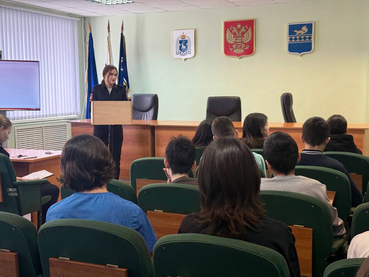  Сотрудники Госавтоинспекции провели беседу на тему: «Без прав ты не прав» для старшеклассников СОШ № 3 г. Тарко-Сале. В ходе встречи автоинспекторы рассказали детям об административной ответственности за нарушение Правил дорожного движения, последствиях управления транспортным средством без водительского удостоверения, а также о деятельности правоохранительных органов по обеспечению безопасности дорожного движения. Особое внимание было уделено вопросам безопасного вождения мотоциклов, скутеров, квадроциклов и другой мототехники. Полицейские напомнили ребятам, что управление мототехникой без соответствующих документов и защитной экипировки крайне опасно и влечет административную ответственность. В конце мероприятия присутствующие посмотрели видеоролик, состоящий из произошедших ДТП, после чего были обсуждены самые распространенные нарушения ПДД и последствия неправильных действий водителей и пешеходов. #мвдроссии #полиция #гибддянао #гибдд #янао #пуровскийрайон
