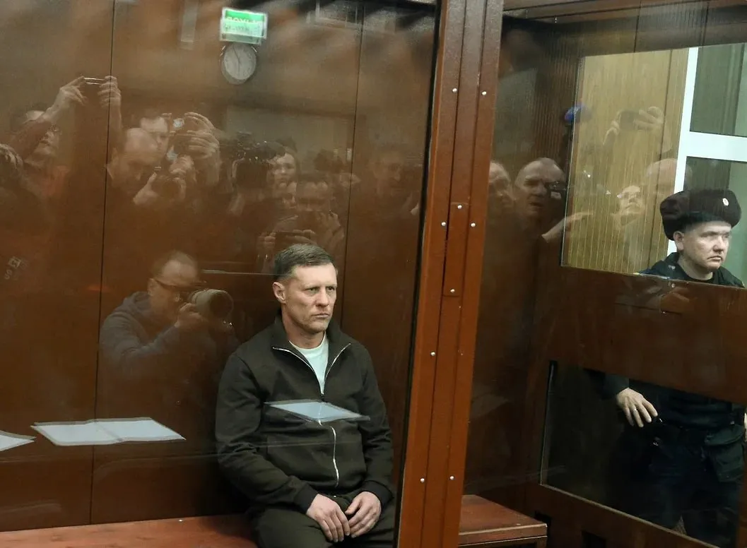 Экс глава букмекерской компании Фонбет Сергей Анохин адвокат Валерий Юркин и бывший полицейский Артем Подопросветов осуждены по делу о взятке Ранее мы неоднократно рассказывали об этом деле По материалам дела решение дать взятку сотрудникам ФСБ у Сергея Анохина возникло после того как оперативники в ходе проверки заподозрили хищения компаниями предпринимателя бюджетных средств выделенных на развитие спорта в столичном регионе На свой коррупционный замысел Сергей Анохин по материалам дела решил потратить 60 млн руб Каждый из посредников брал себе часть выделенных Сергеем Анохиным денег в качестве вознаграждения в итоге до оперативника ФСБ дошло только 10 млн руб О предложении незаконного вознаграждения тот сразу же сообщил службе собственной безопасности ФСБ В итоге Красногорский городской суд назначил  Сергею Анохину наказание в виде восьми лет двух месяцев лишения свободы со штрафом в размере 15 млн руб  Валерию Юркину семь лет два месяца и штраф в размере 12 млн руб  Артему Подопросветову три года шесть месяцев лишения свободы со штрафом 500 тыс руб У подсудимых конфисковано в пользу государства 32 млн руб и 80 тыс Анонимный Молотников Читайте нас в MAX