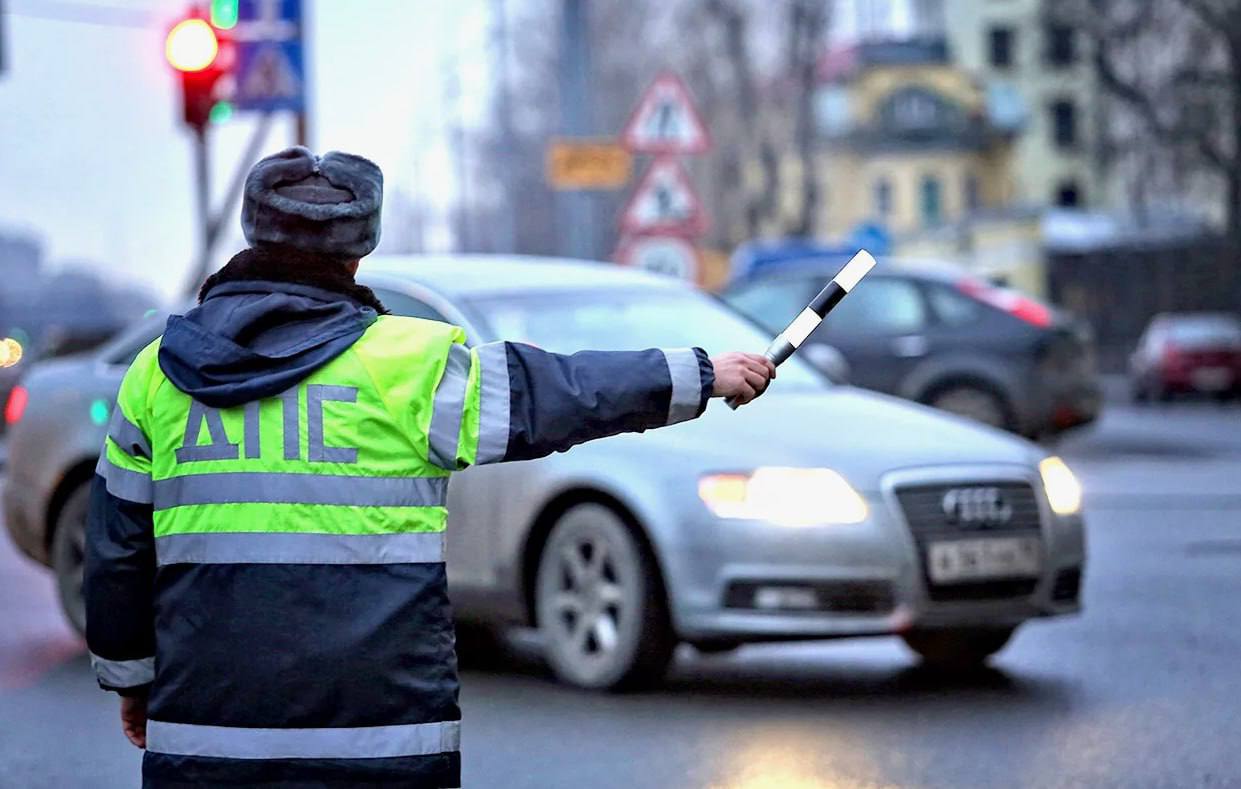 Штрафовать водителей с номерами без российского флага начнут с 1 января 2025 года.  Это произойдет в том случае, если автомобиль был зарегистрирован после 1 января 2025 года и его владелец изготовил номера без обязательного флага на них. Напомним, соответствующий ГОСТ был принят приказом Росстандарта в ноябре 2024-го.  Кроме того, административному наказанию подвергнут тех собственников авто, у которых цифры госномера выделены жирным шрифтом. Это будет считаться управлением транспортным средством с нестандартными номерами.   Сумма штрафа в обоих случаях составит не более 500 рублей, возможно, нарушитель отделается предупреждением.