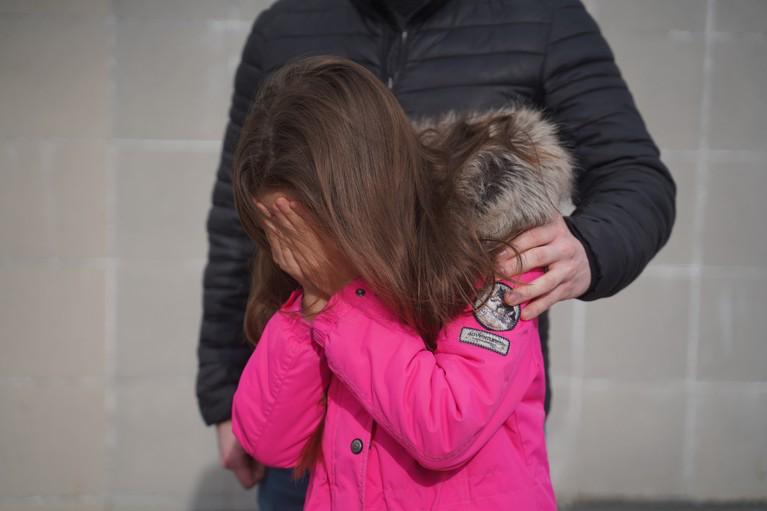 Схватила за шею и начала душить Мать несколько месяцев бесчеловечно издевалась над дочкой В селе Поселье Республики Бурятия женщина которая злоупотребляла алкоголем месяцами издевалась над дочерью С января по август 2025 года за малейшие проступки мать избивала девочку унижала и устраивала настоящие психологические пытки Ребёнку причинялись физическая боль моральные и психические страдания Зафиксированы многочисленные побои сообщили в пресс службе СУ СК России по Республике Бурятия Один из таких случаев едва не закончился трагедией После очередных ударов женщина схватила дочь за шею начала душить и угрожала убийством Девочка восприняла угрозу всерьёз и испугавшись убежала из дома Она спряталась у подруги и рассказала обо всем бабушке которая и обратилась в полицию Суд признал женщину виновной по нескольким статьям связанным с истязанием и угрозой убийством Ей грозит три года и два месяца лишения свободы в колонии общего режима Фото Светлана МАКОВЕЕВА